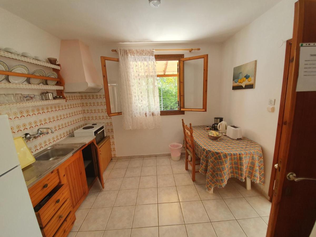 Dionisos Studios And Apts Skiathos Koukounaries Dış mekan fotoğraf