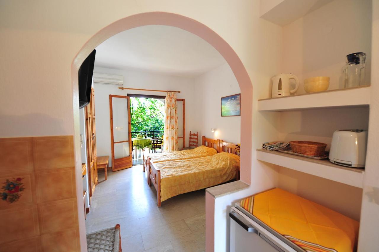 Dionisos Studios And Apts Skiathos Koukounaries Dış mekan fotoğraf
